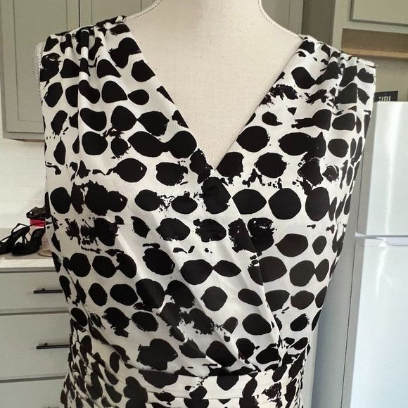 H&M Black and White V-Neck Dress Cummerbund Waist Size 12 - Picture 2 of 9